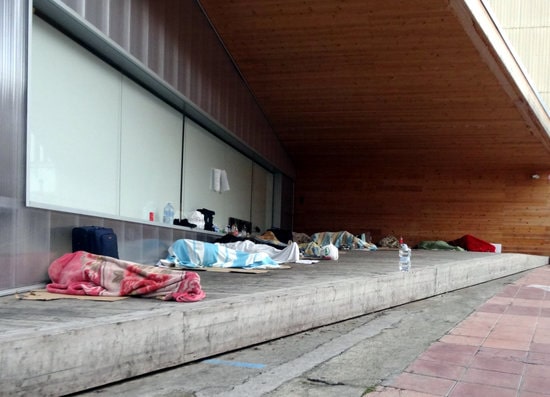 Seasonal workers sleeping outside a building in the center of Lleida (courtesy of Som Veïns)
